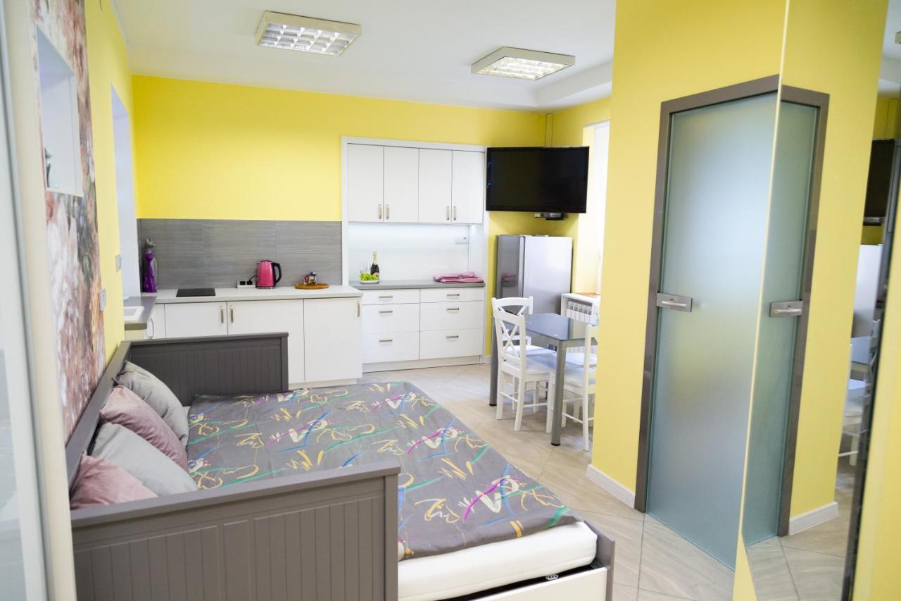 Apartament Przy Rynku ออสตรอเวียตซ์ชเวียนตอกชิสกี ภายนอก รูปภาพ